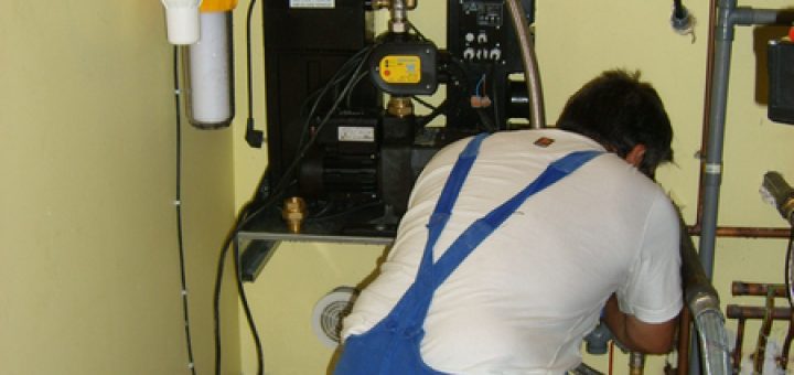 plombier installateur d'un récupérateur d'eau de pluie