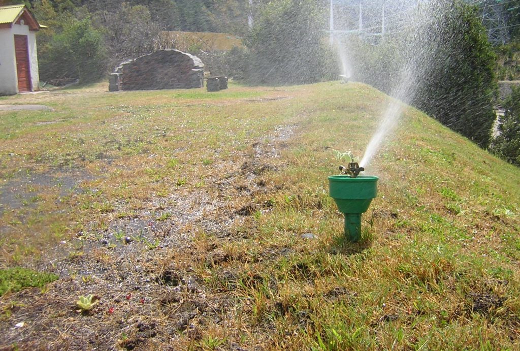 Arrosage d'un stade dans le Gers en période de sécheresse