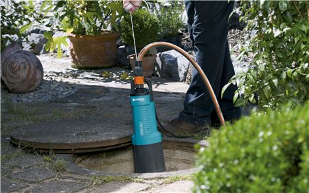 Installation d'une pompe immergée pour un puits