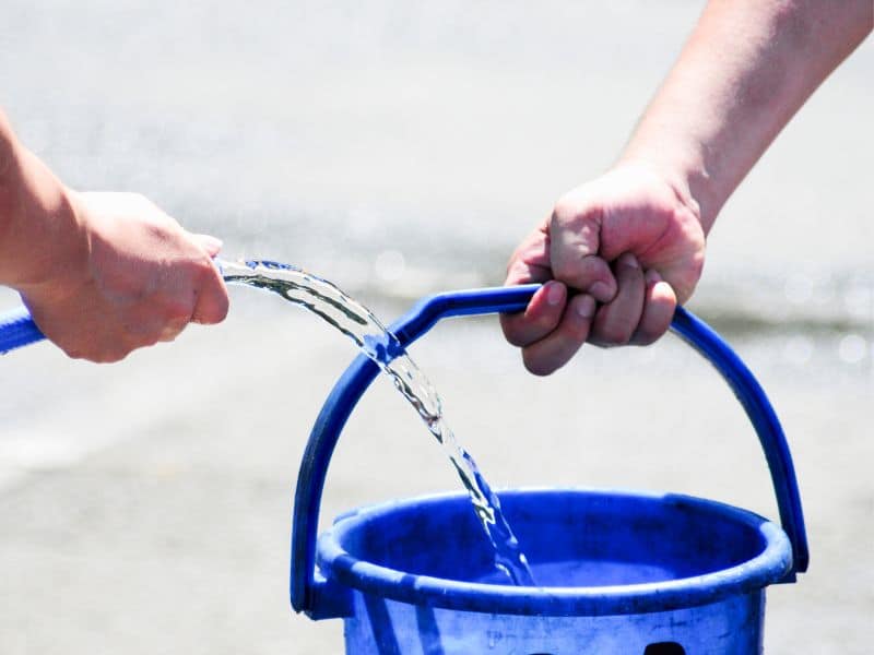 Remplir un seau d'eau pour calculer le débit