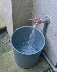 Remplir un seau d'eau pour calculer un débit